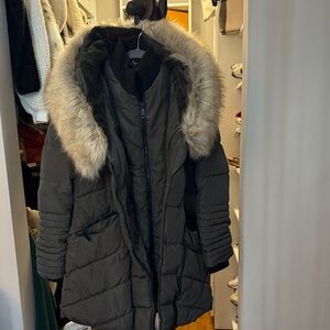 Women's Fur-Trimmed Puffer Jacket - Black